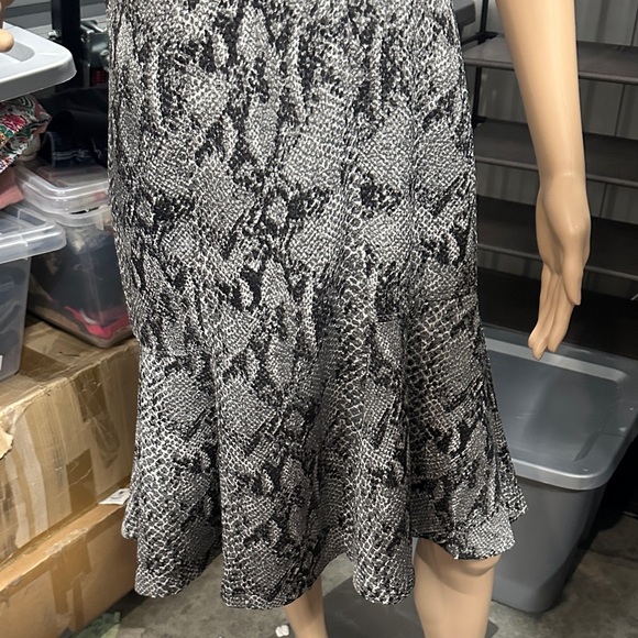 Ann Taylor Gray and Black Snake Print short sleeve Midi Dress size 8 - Picture 3 of 11